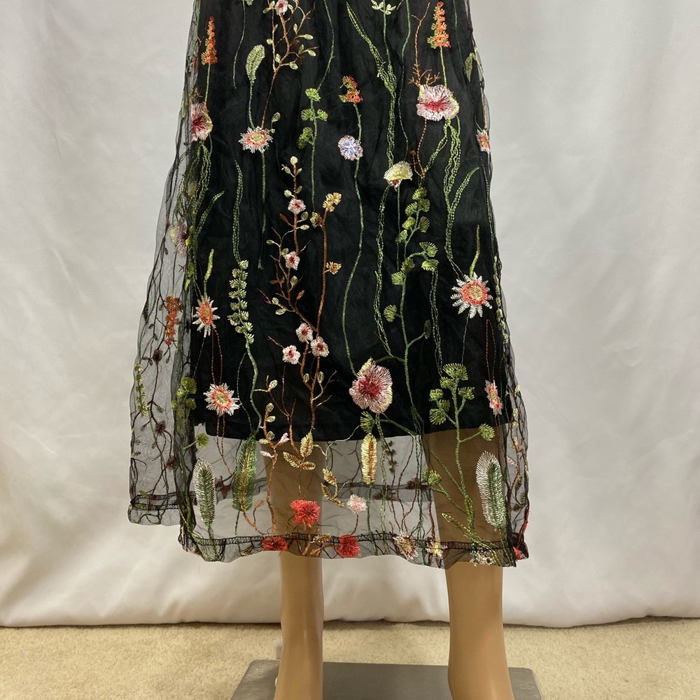 Black Lace overlay Skirt w/ knit lining - Picture 2 of 7